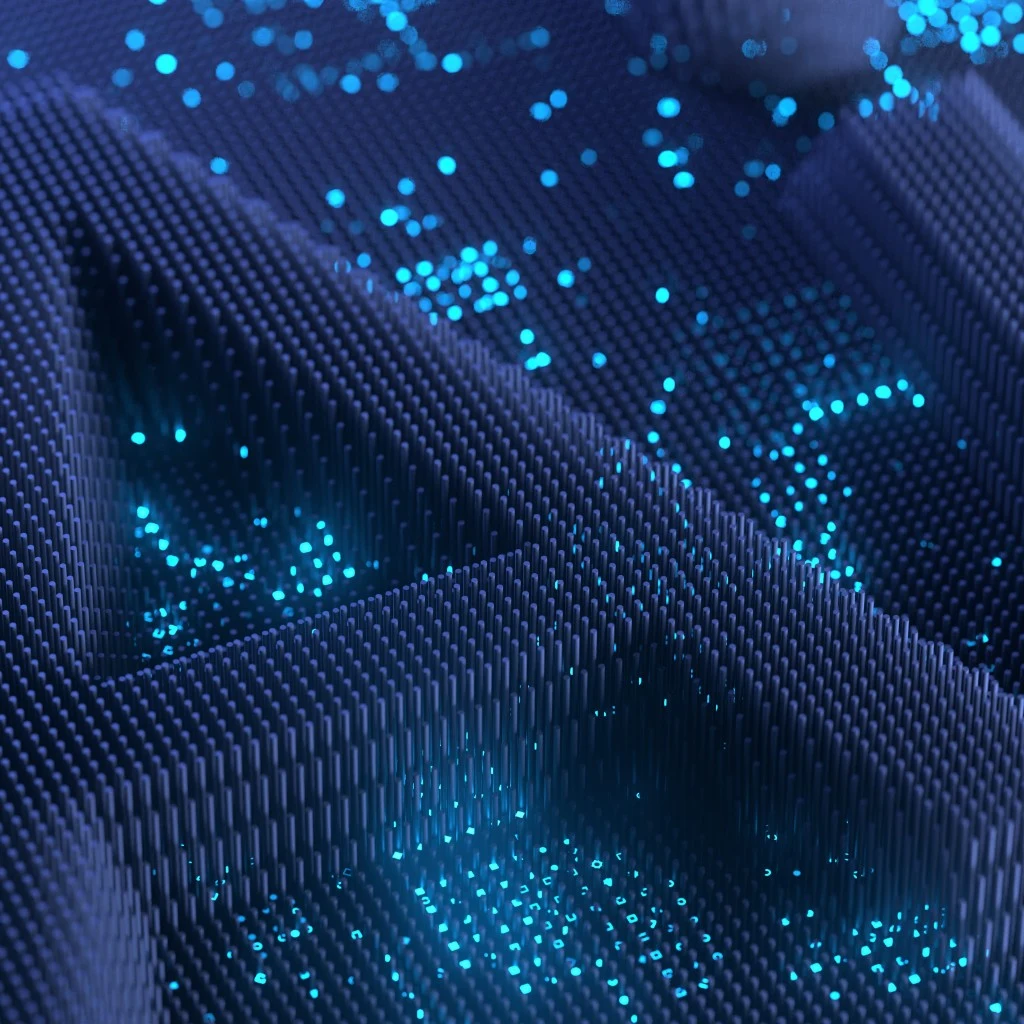 Tiefblaue 3D-Datenlandschaft aus aufragenden Pixel-Säulen, durch die leuchtende cyanblaue Datenpunkte schweben — abstrakte Visualisierung von KI-gestützter Datenverarbeitung und Automatisierung.